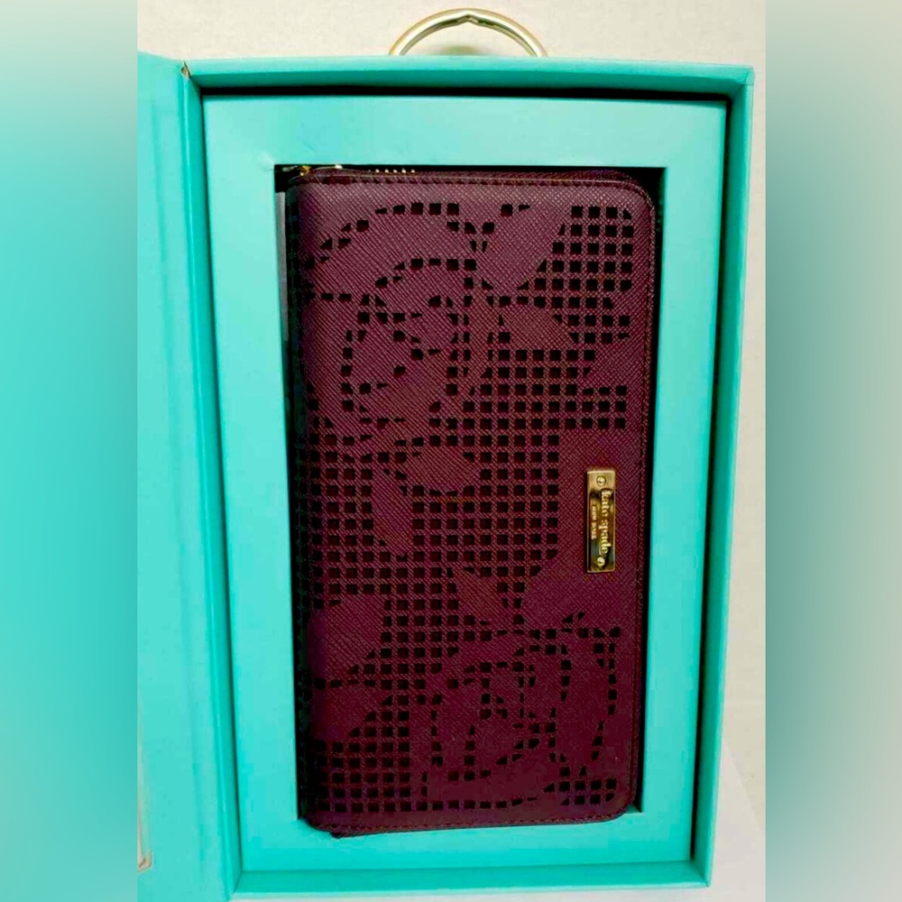 Kate Spade New York women’s wallet fits phone cash card etc
Brand new in box